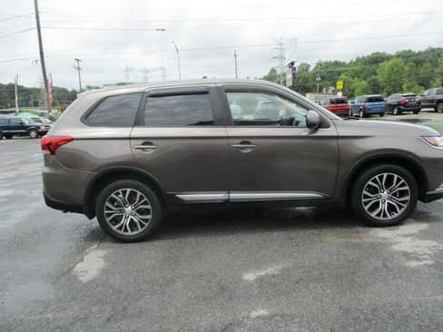 Used 2018 Mitsubishi Outlander 4WD SE image 5