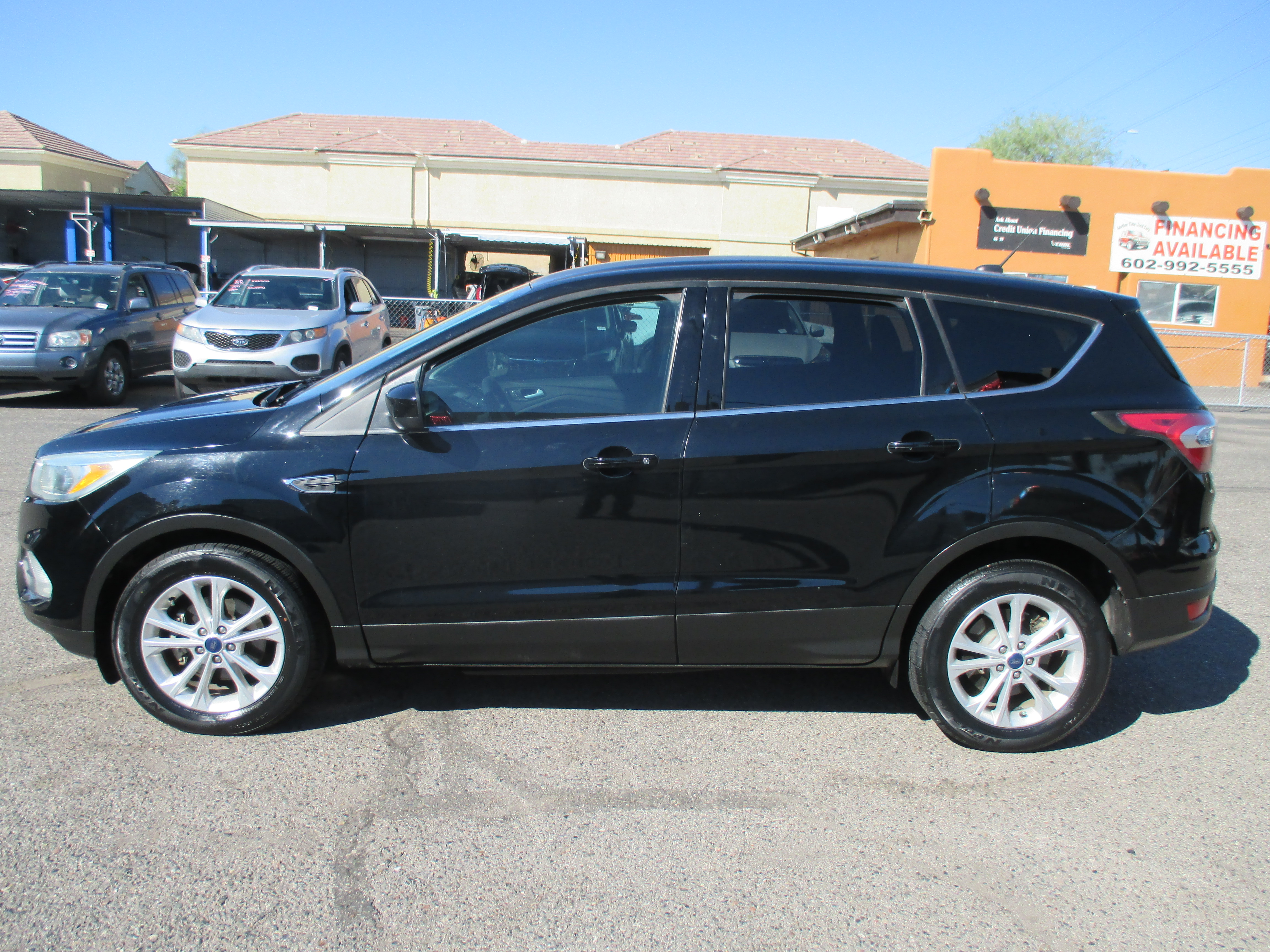 Used 2017 Ford Escape SE Sport Utility 4D FWD image 2
