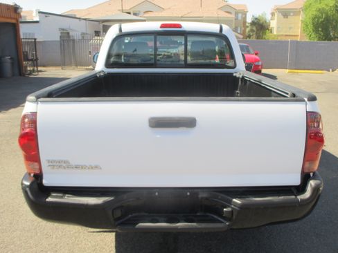 Used 2014 Toyota Tacoma w/ SR5 Package RWD image 11
