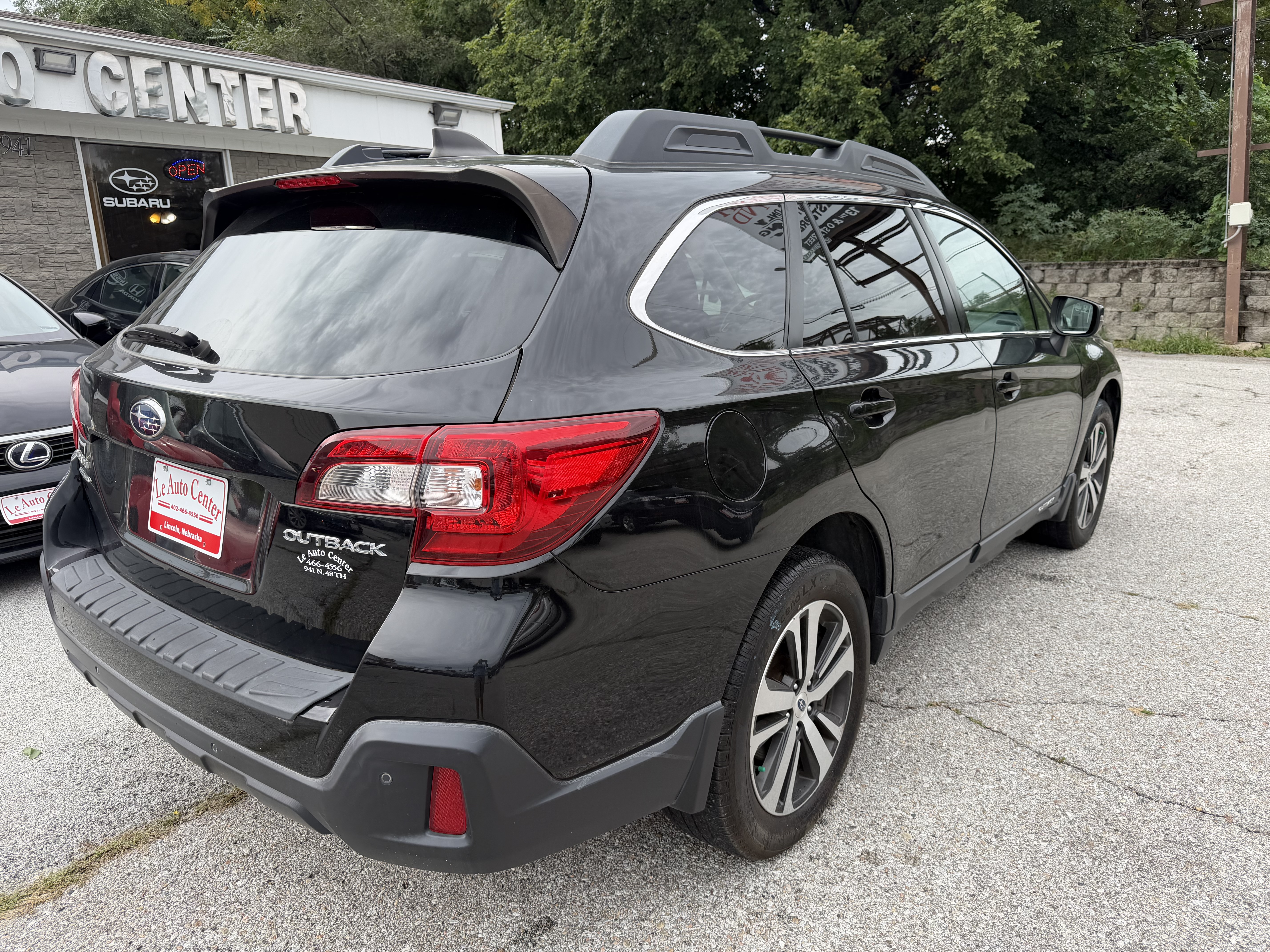 Used 2018 Subaru Outback 2.5i Limited AWD/4WD image 3
