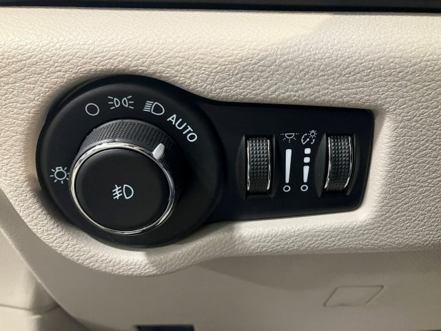 Used 2023 Chrysler Pacifica Touring-L FWD image 16