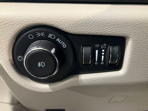 Used 2023 Chrysler Pacifica Touring-L image 16