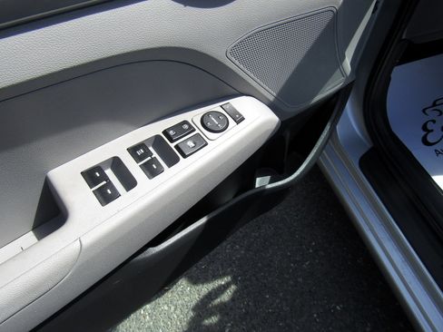 Used 2019 Hyundai Elantra SE image 17