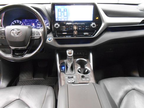 Used 2021 Toyota Highlander AWD Platinum V6 image 9