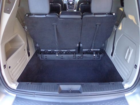 Used 2014 Chrysler Town & Country Touring image 16