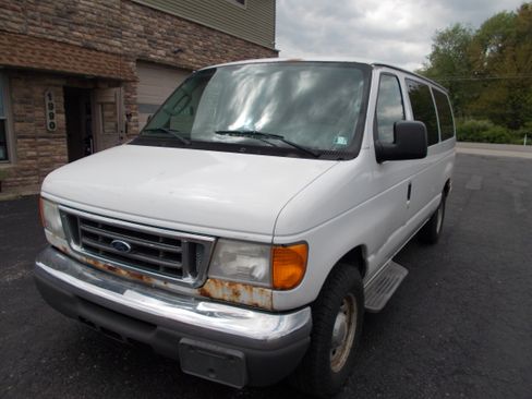 Used 2006 Ford E-150 and Econoline 150 Wagon RWD image 1