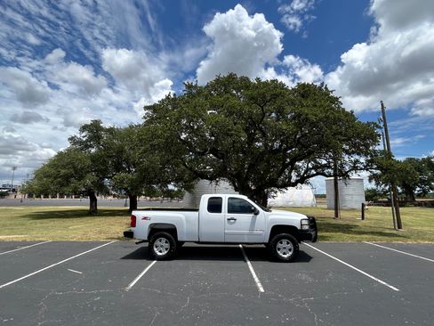 Used 2008 Chevrolet Silverado 1500 4x4 Extended Cab LTZ w/ Z71 image 10