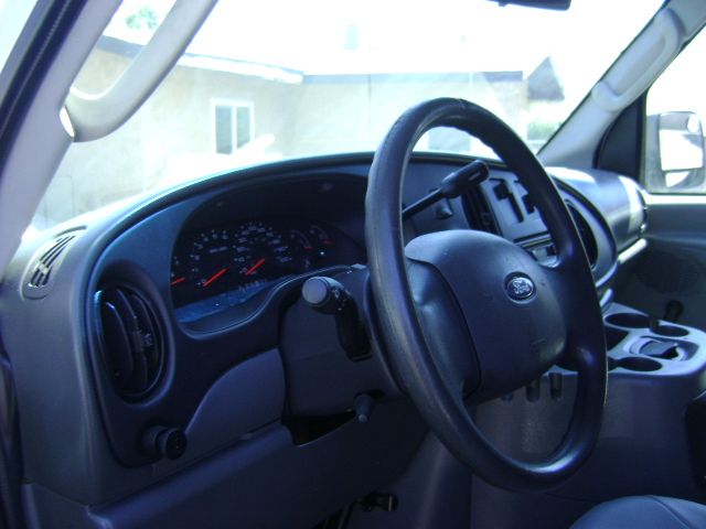 Used 2005 Ford E-250 and Econoline 250 UNAVAIL RWD image 10