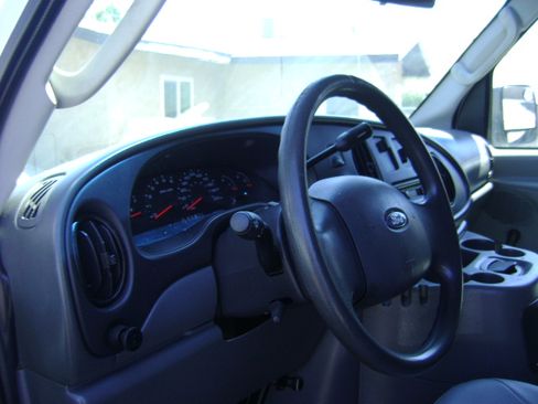 Used 2005 Ford E-250 and Econoline 250 UNAVAIL RWD image 10