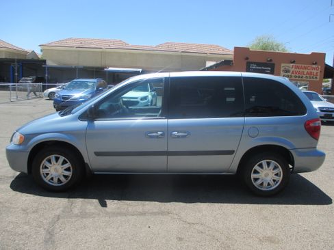 Used 2005 Chrysler Town & Country Limited FWD image 1