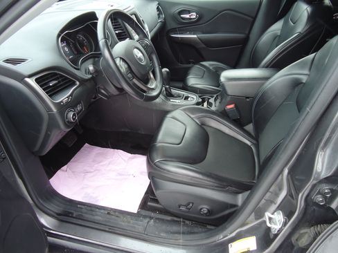 Used 2019 Jeep Cherokee Latitude Plus image 8