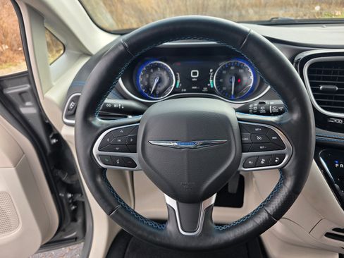 Used 2021 Chrysler Pacifica Touring-L image 28