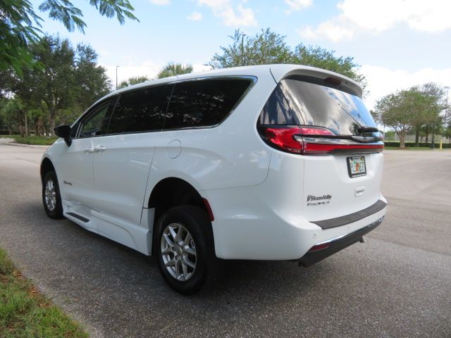 Used 2024 Chrysler Pacifica Touring-L FWD image 15