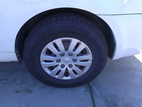 Used 2012 Kia Sedona LX image 31