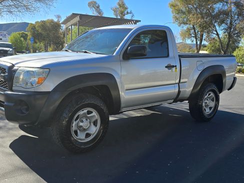 Used 2011 Toyota Tacoma Off-Road image 11
