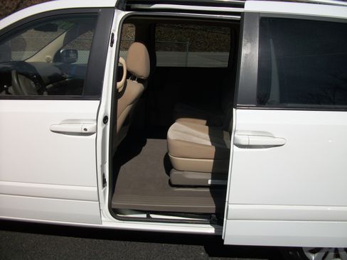 Used 2011 Kia Sedona LX image 6