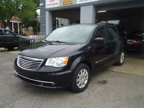 Used 2014 Chrysler Town & Country Touring image 2