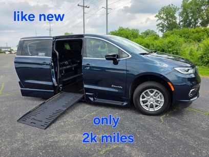 Used 2025 Chrysler Pacifica Select