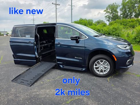 Used 2025 Chrysler Pacifica Select FWD image 1
