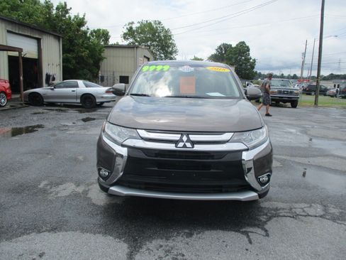 Used 2018 Mitsubishi Outlander 4WD SE image 3