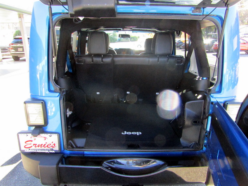 Used 2014 Jeep Wrangler 4WD Unlimited Polar Edition image 15