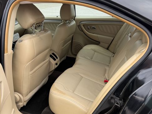 Used 2015 Ford Taurus SEL image 10