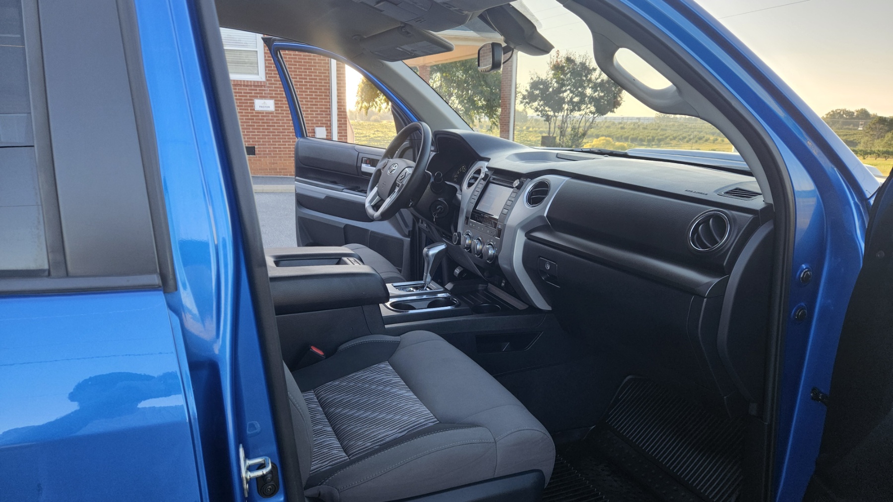 Used 2018 Toyota Tundra 4x4 CrewMax SR5 image 16
