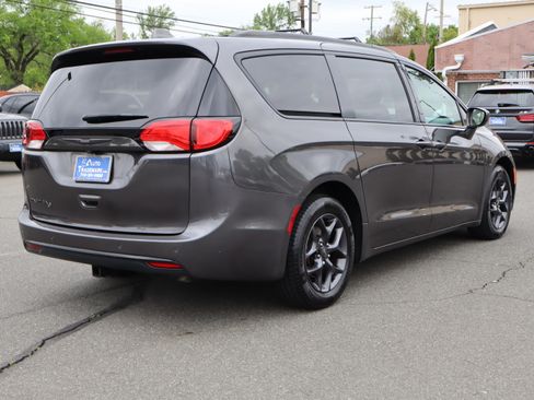 Used 2019 Chrysler Pacifica Touring-L FWD image 8