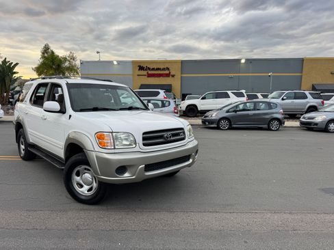 Used 2004 Toyota Sequoia SR5 image 1
