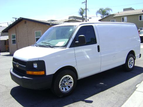 Used 2010 Chevrolet Express 1500 AWD image 4