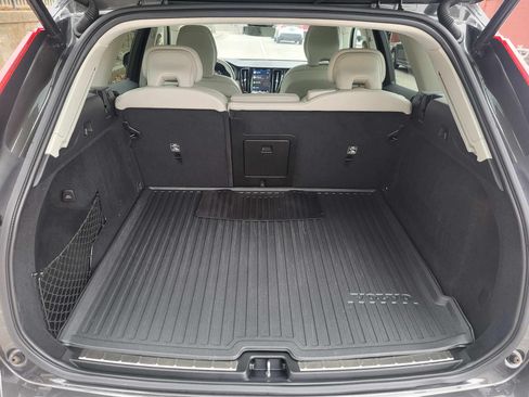 Used 2022 Volvo XC60 B5 Momentum image 8