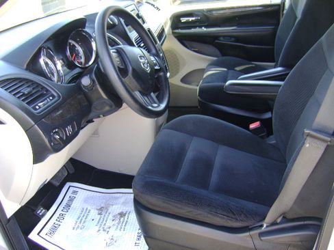 Used 2017 Dodge Grand Caravan SE image 12