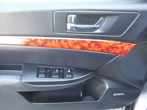 Used 2011 Subaru Outback 2.5i Limited image 15