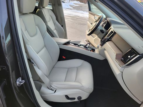 Used 2022 Volvo XC60 B5 Momentum image 13