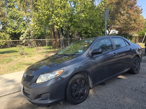 Used 2010 Toyota Corolla image 1