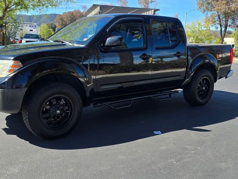 Used 2011 Nissan Frontier SE image 12
