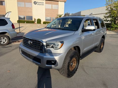 Used 2019 Toyota Sequoia 4WD SR5 image 3