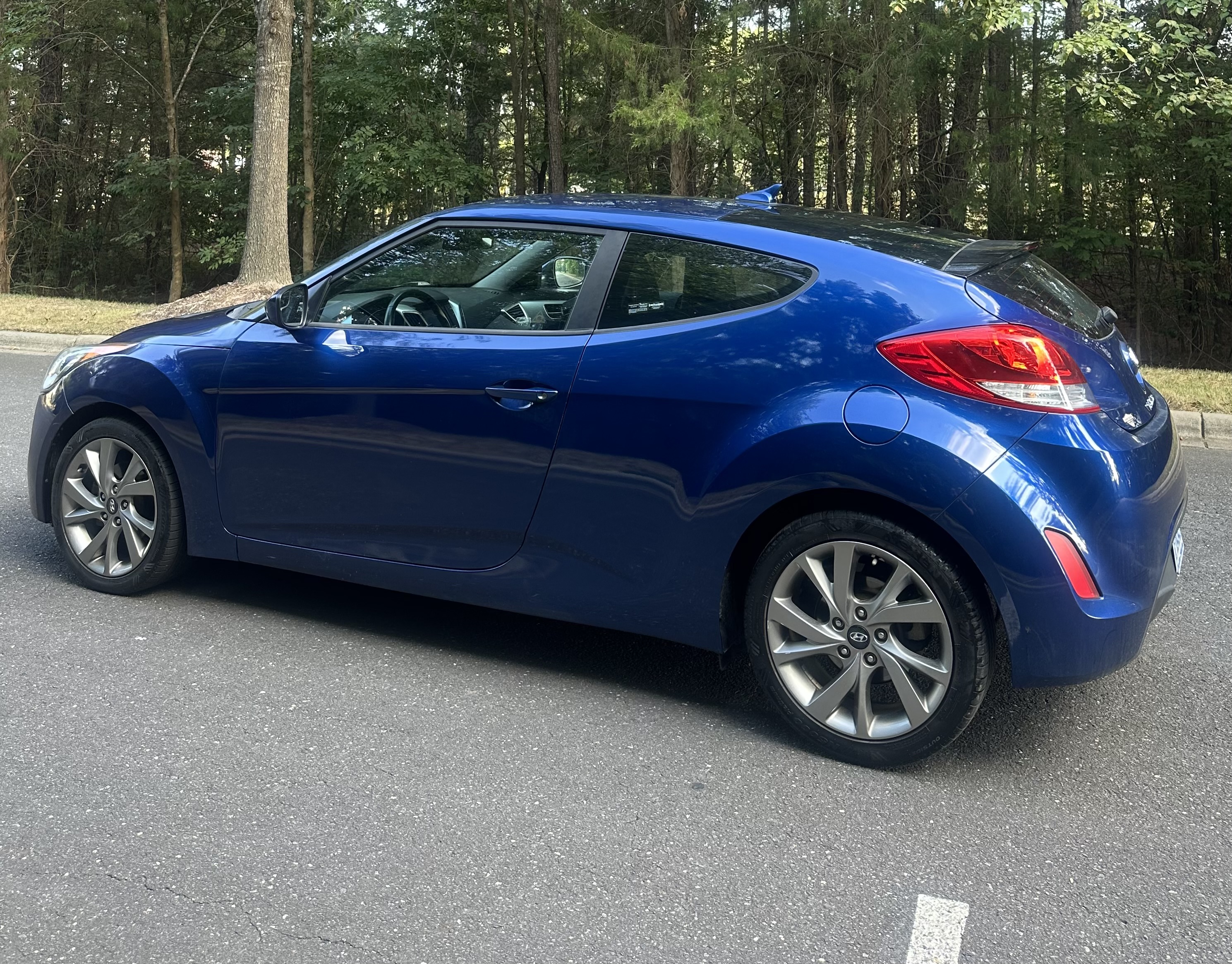 Used 2017 Hyundai Veloster FWD image 11