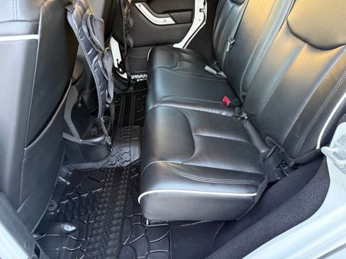Used 2015 Jeep Wrangler 4WD Unlimited Sahara image 77
