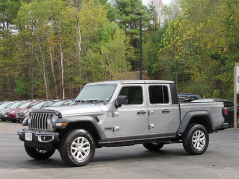 Used 2020 Jeep Gladiator Sport image 2