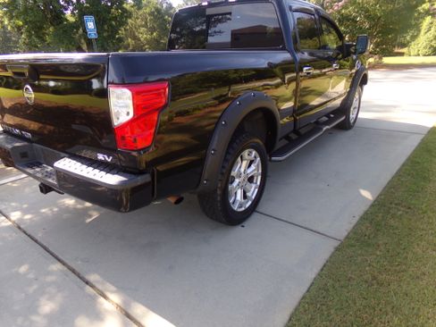 Used 2017 Nissan Titan XD 2WD Crew Cab SV image 5