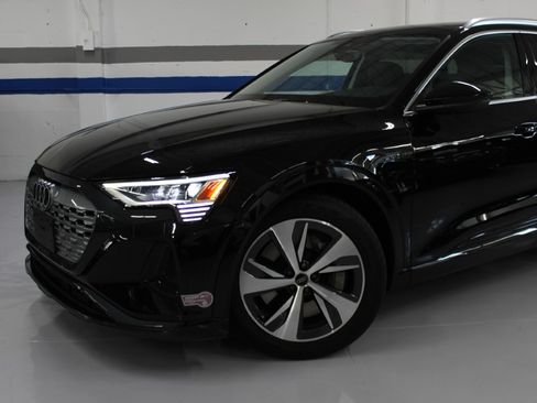Used 2024 Audi Q8 e-tron Premium image 5