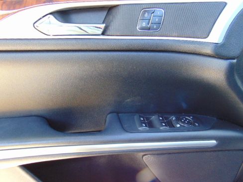 Used 2015 Lincoln MKZ image 15