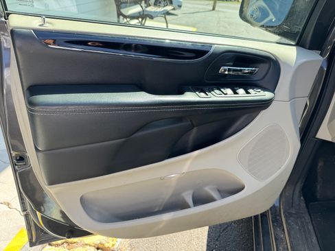 Used 2017 Dodge Grand Caravan SXT image 5