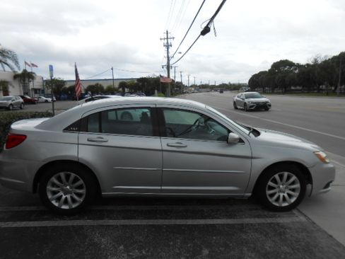 Used 2011 Chrysler 200 Touring Sedan FWD image 5
