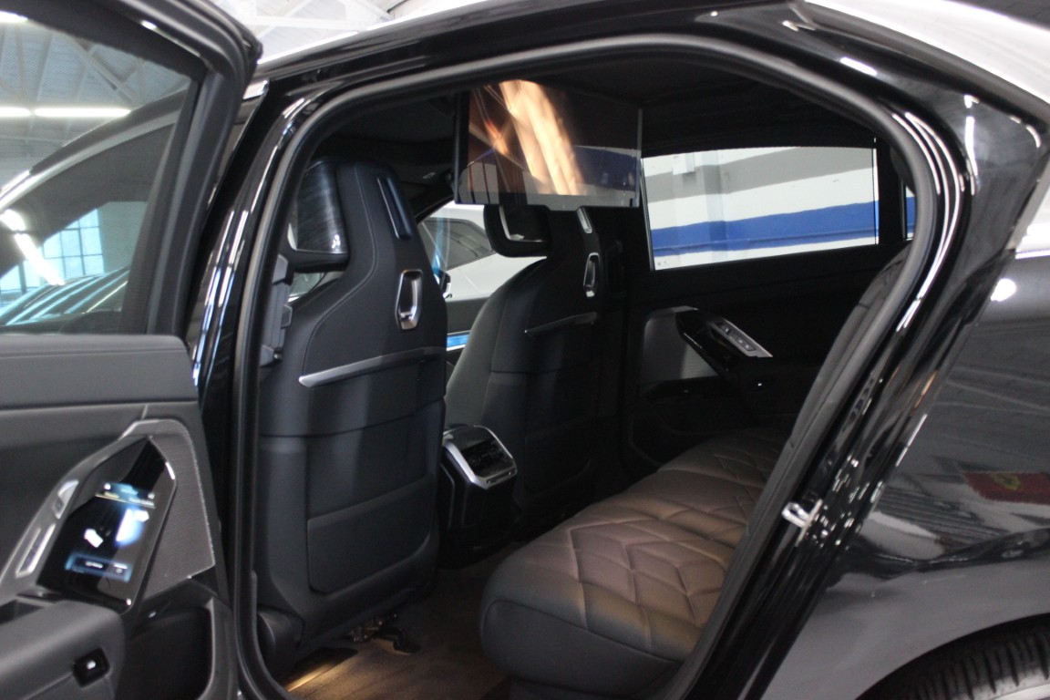 Used 2024 BMW i7 xDrive60 AWD/4WD image 47