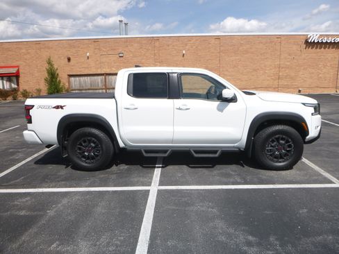 Used 2024 Nissan Frontier 4x4 Crew Cab image 5