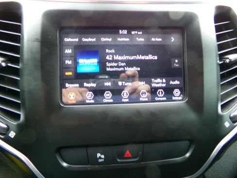 Used 2019 Jeep Cherokee 4WD Latitude image 17