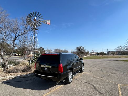 Used 2013 Cadillac Escalade ESV Premium image 5