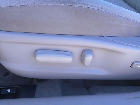 Used 2011 Toyota Camry LE image 33